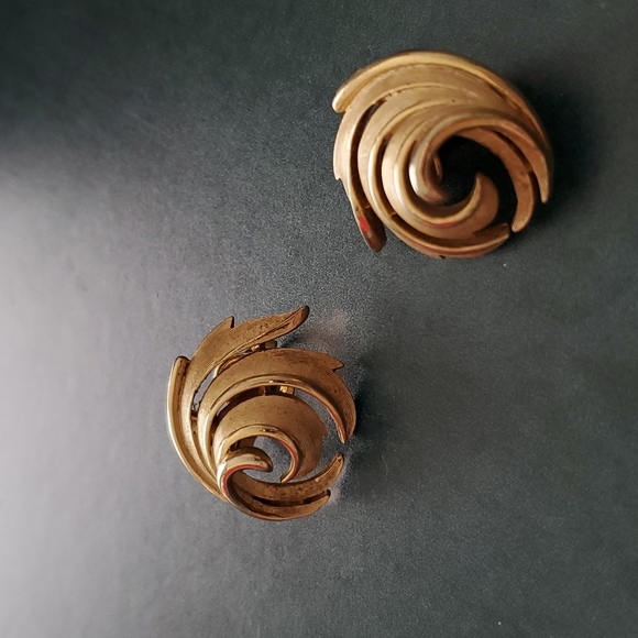 â˘TRIFARIâ˘Swirled leaf designâ˘brushed gold tone clip onsâ˘EUC